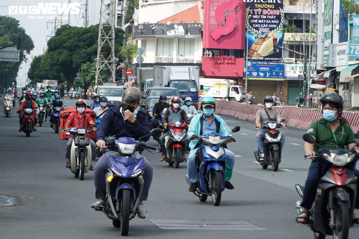 Đã hết 'phố vắng không một bóng người', đường phố TP.HCM đông đúc trở lại - 9