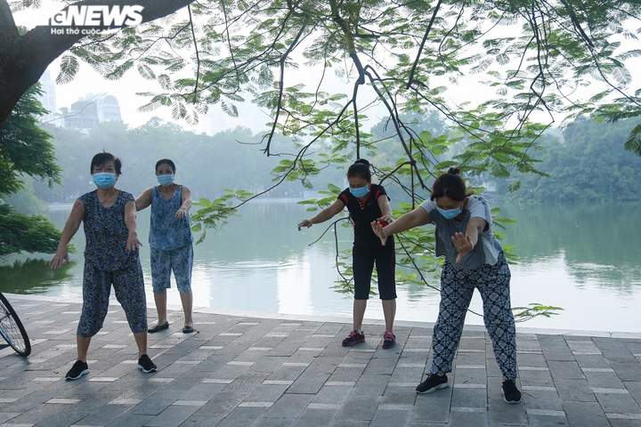 Ảnh: Người Hà Nội nườm nượp ra đường tập thể dục sau lệnh nới lỏng - 3