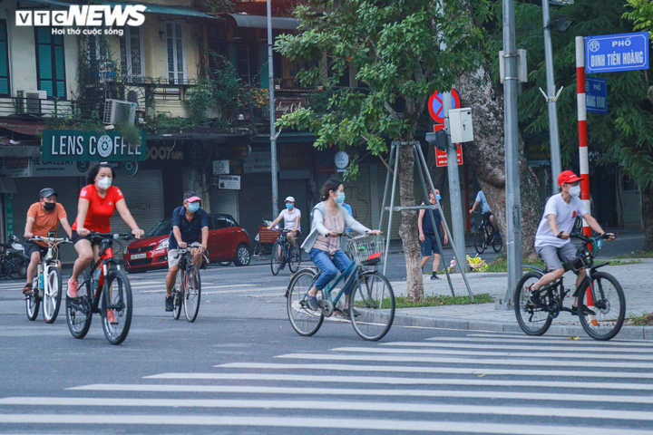 Ảnh: Người Hà Nội nườm nượp ra đường tập thể dục sau lệnh nới lỏng - 1