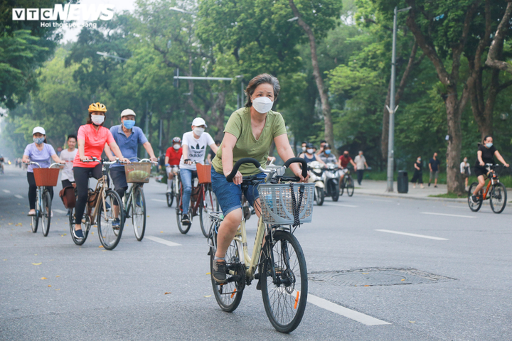 Ảnh: Người Hà Nội nườm nượp ra đường tập thể dục sau lệnh nới lỏng - 11