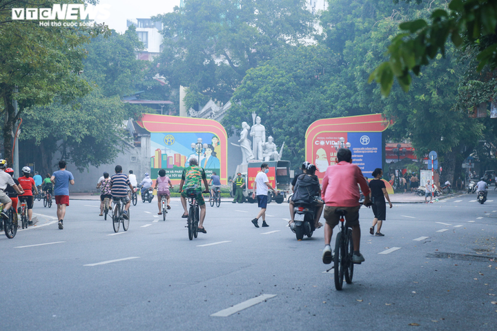 Ảnh: Người Hà Nội nườm nượp ra đường tập thể dục sau lệnh nới lỏng - 14