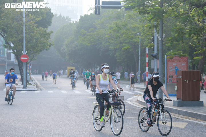 Ảnh: Người Hà Nội nườm nượp ra đường tập thể dục sau lệnh nới lỏng - 9