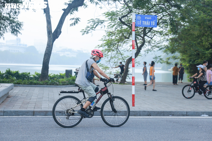 Ảnh: Người Hà Nội nườm nượp ra đường tập thể dục sau lệnh nới lỏng - 8