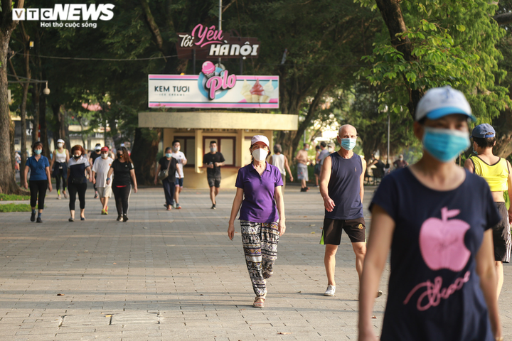 Ảnh: Người Hà Nội nườm nượp ra đường tập thể dục sau lệnh nới lỏng - 10