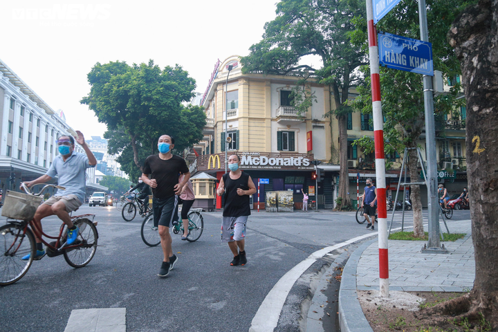 Ảnh: Người Hà Nội nườm nượp ra đường tập thể dục sau lệnh nới lỏng - 4