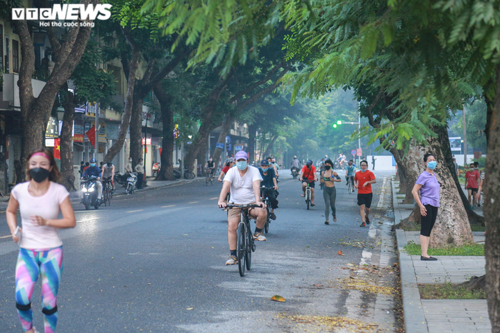 Ảnh: Người Hà Nội nườm nượp ra đường tập thể dục sau lệnh nới lỏng - 5