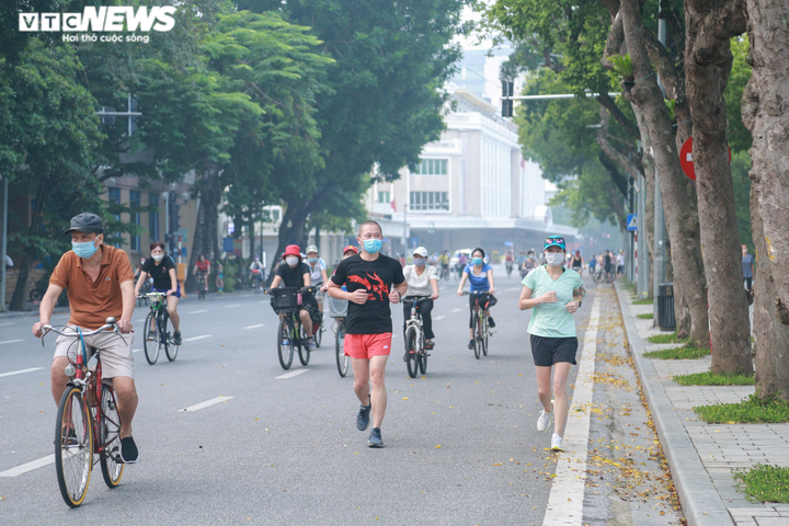 Ảnh: Người Hà Nội nườm nượp ra đường tập thể dục sau lệnh nới lỏng - 7