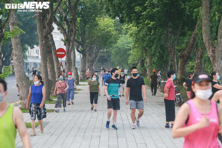 Ảnh: Người Hà Nội nườm nượp ra đường tập thể dục sau lệnh nới lỏng - 2