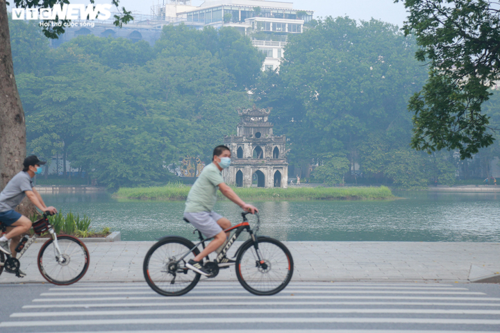 Ảnh: Người Hà Nội nườm nượp ra đường tập thể dục sau lệnh nới lỏng - 13