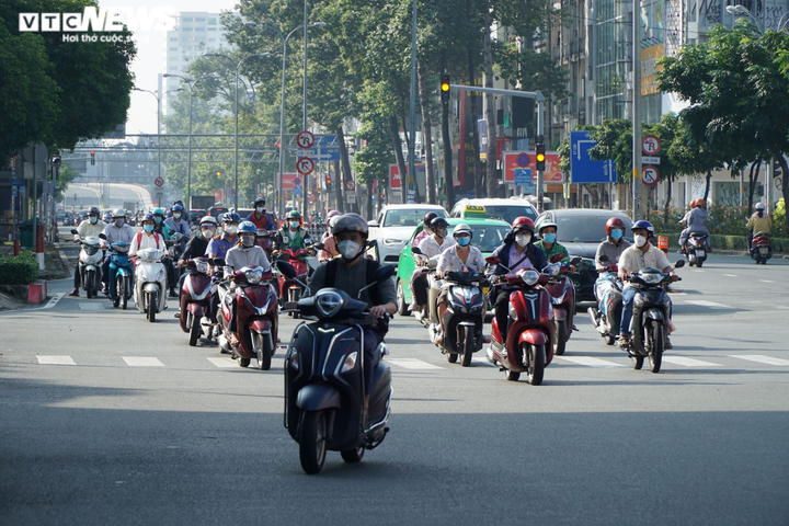 Đã hết 'phố vắng không một bóng người', đường phố TP.HCM đông đúc trở lại - 3