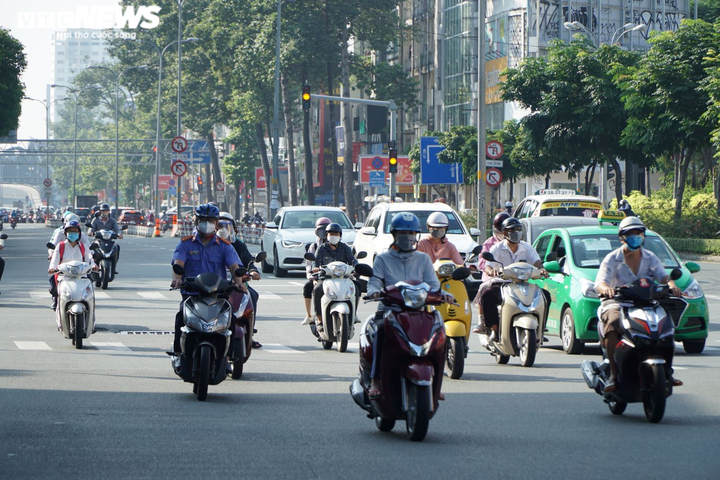 Đã hết 'phố vắng không một bóng người', đường phố TP.HCM đông đúc trở lại - 1