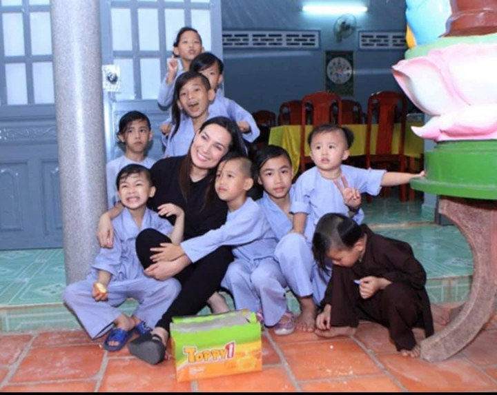 Phi Nhung: Tuổi thơ thiếu thốn, vất vả thành danh và cả đời nuôi con 'thiên hạ' - 7