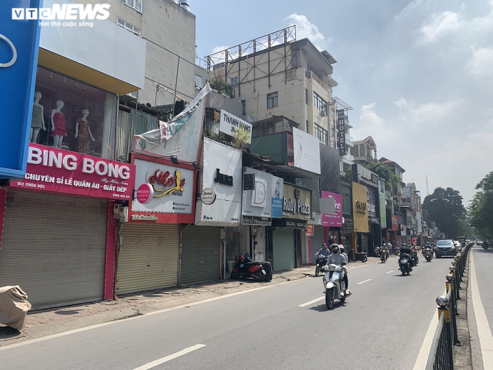 Được hoạt động trở lại, shop thời trang Hà Nội xả hàng, tung khuyến mãi - 4