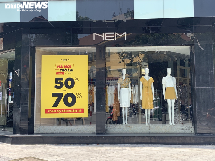 Được hoạt động trở lại, shop thời trang Hà Nội xả hàng, tung khuyến mãi - 1