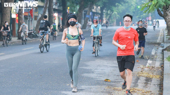 Ảnh: Người Hà Nội nườm nượp ra đường tập thể dục sau lệnh nới lỏng - 6