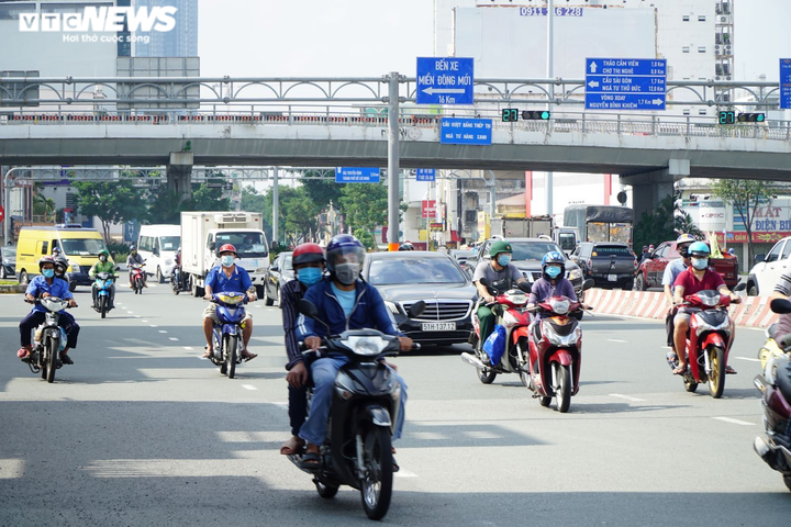 Đã hết 'phố vắng không một bóng người', đường phố TP.HCM đông đúc trở lại - 7