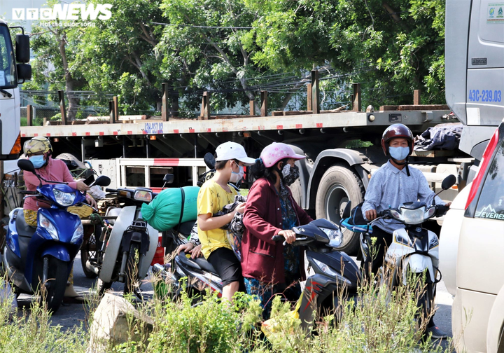 Ảnh: Học sinh, phụ huynh tất tả, ‘tay xách nách mang’ trở về Đà Nẵng - 1
