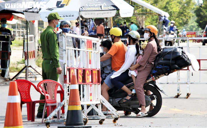 Ảnh: Học sinh, phụ huynh tất tả, ‘tay xách nách mang’ trở về Đà Nẵng - 2