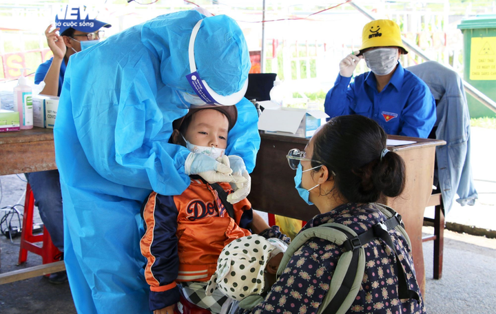 Ảnh: Học sinh, phụ huynh tất tả, ‘tay xách nách mang’ trở về Đà Nẵng - 4