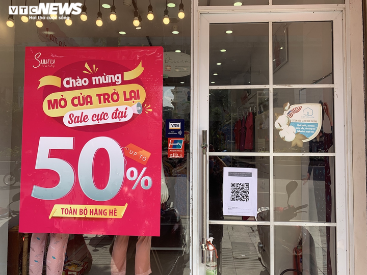Được hoạt động trở lại, shop thời trang Hà Nội xả hàng, tung khuyến mãi - 2