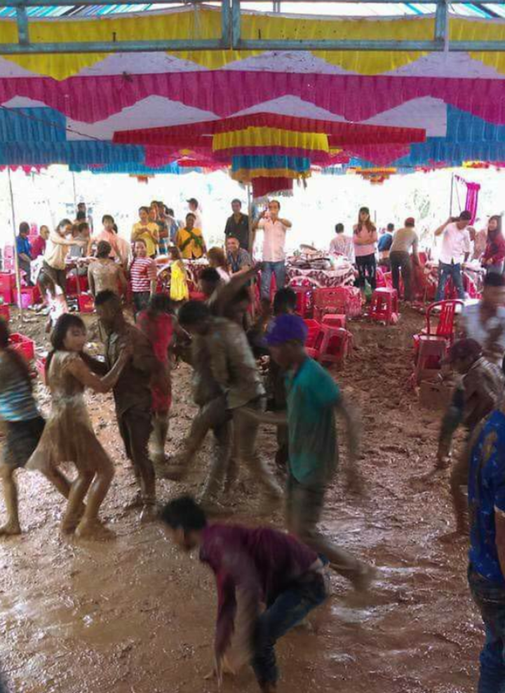 1001 cảnh dở khóc dở cười khi rước dâu trúng ngày mưa lụt - 10