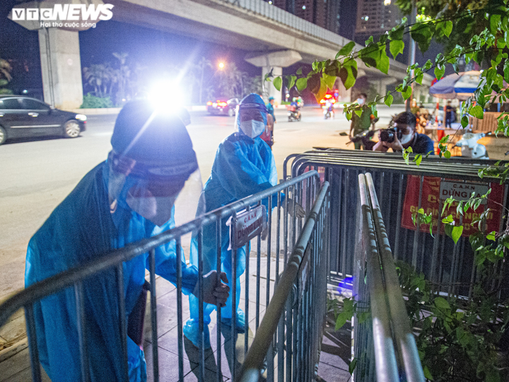 Ảnh: Ổ dịch COVID-19 lớn nhất Hà Nội được gỡ phong tỏa trong đêm - 7