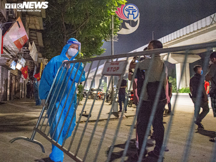 Ảnh: Ổ dịch COVID-19 lớn nhất Hà Nội được gỡ phong tỏa trong đêm - 6