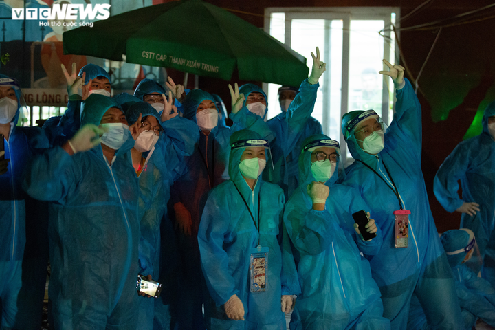 Ảnh: Ổ dịch COVID-19 lớn nhất Hà Nội được gỡ phong tỏa trong đêm - 10