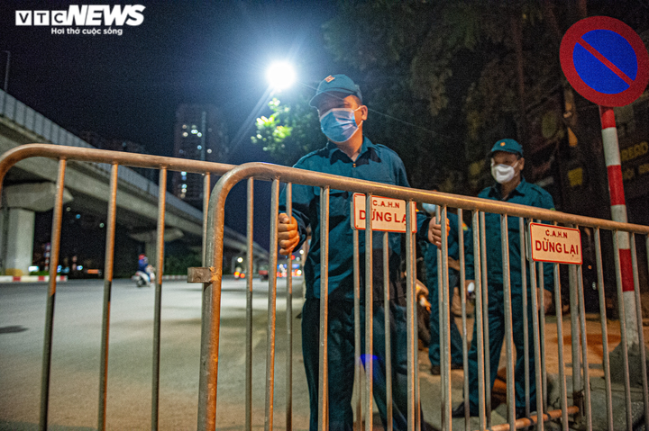 Ảnh: Ổ dịch COVID-19 lớn nhất Hà Nội được gỡ phong tỏa trong đêm - 4