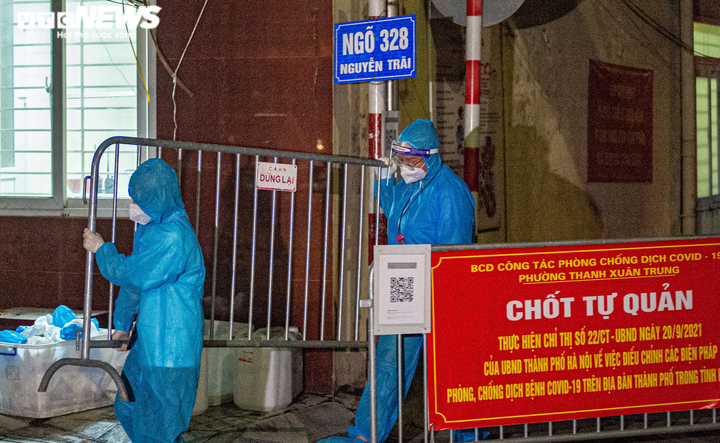 Ảnh: Ổ dịch COVID-19 lớn nhất Hà Nội được gỡ phong tỏa trong đêm - 5