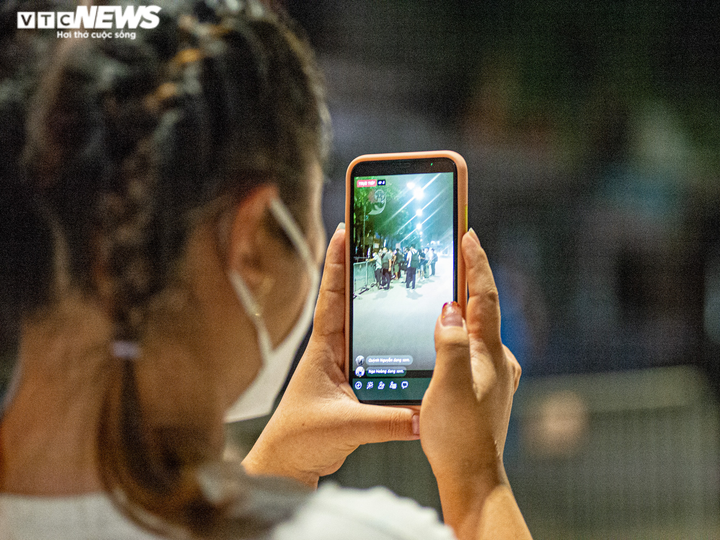 Ảnh: Ổ dịch COVID-19 lớn nhất Hà Nội được gỡ phong tỏa trong đêm - 8