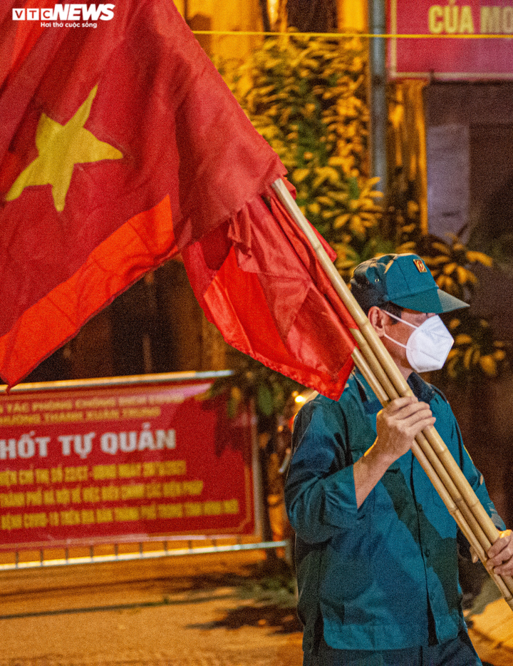 Ảnh: Ổ dịch COVID-19 lớn nhất Hà Nội được gỡ phong tỏa trong đêm - 3