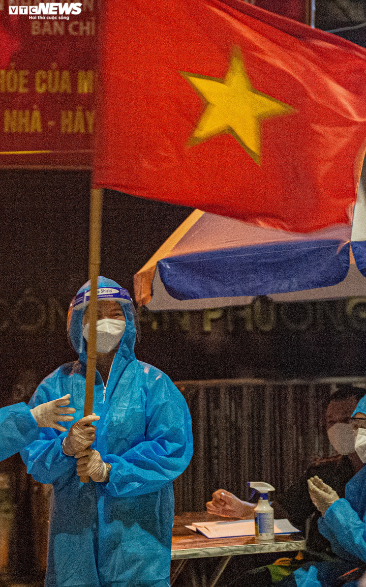 Ảnh: Ổ dịch COVID-19 lớn nhất Hà Nội được gỡ phong tỏa trong đêm - 9