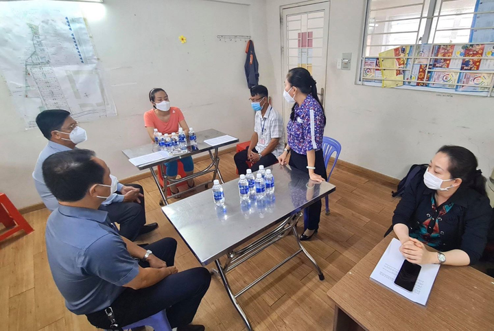 Bí thư phường xin lỗi công khai người phụ nữ bị cưỡng chế test COVID-19 - 1