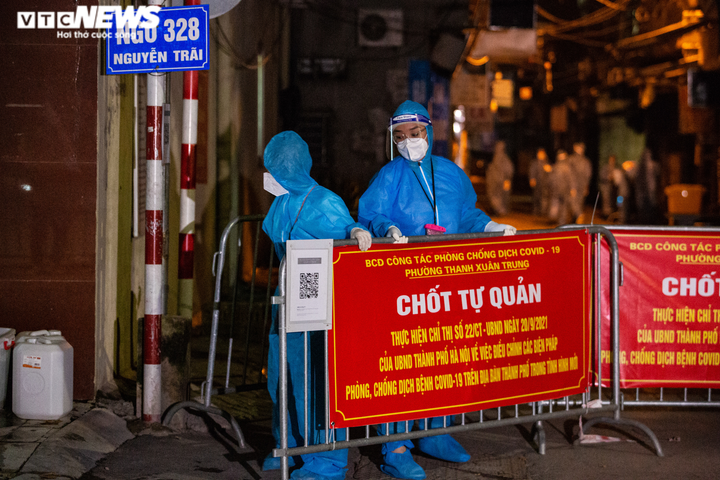 Ảnh: Ổ dịch COVID-19 lớn nhất Hà Nội được gỡ phong tỏa trong đêm - 1