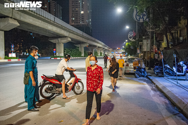 Ảnh: Ổ dịch COVID-19 lớn nhất Hà Nội được gỡ phong tỏa trong đêm - 11