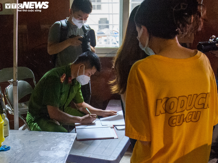 Ảnh: Ổ dịch COVID-19 lớn nhất Hà Nội được gỡ phong tỏa trong đêm - 12