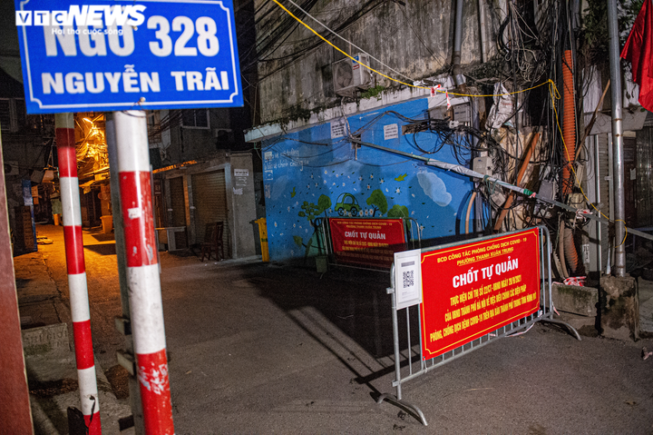 Ảnh: Ổ dịch COVID-19 lớn nhất Hà Nội được gỡ phong tỏa trong đêm - 15