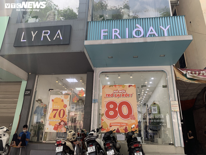 Được hoạt động trở lại, shop thời trang Hà Nội xả hàng, tung khuyến mãi - 3
