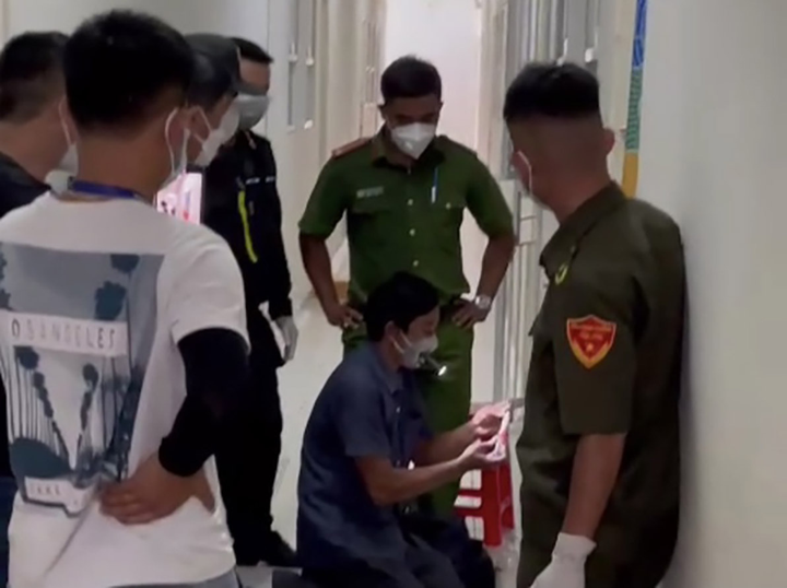 Phá cửa, cưỡng chế người dân đi test COVID-19: Mục đích đúng, cách làm sai - 1