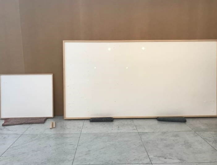 Bảo tàng nhờ lồng 2 tỷ tiền mặt vào tác phẩm, nghệ sỹ gửi trả 2 tấm bảng trắng - 1