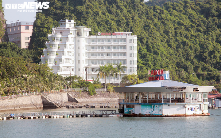 Ảnh: Cát Bà vắng lặng, đìu hiu trước ngày Hải Phòng mở cửa đón khách nội tỉnh - 12