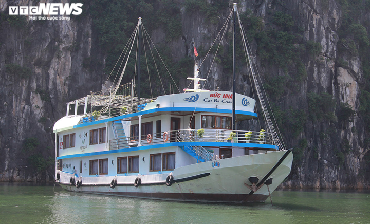 Ảnh: Cát Bà vắng lặng, đìu hiu trước ngày Hải Phòng mở cửa đón khách nội tỉnh - 14