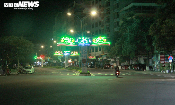 Ảnh: Cát Bà vắng lặng, đìu hiu trước ngày Hải Phòng mở cửa đón khách nội tỉnh - 18