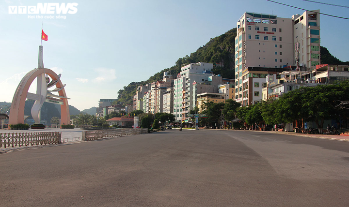 Ảnh: Cát Bà vắng lặng, đìu hiu trước ngày Hải Phòng mở cửa đón khách nội tỉnh - 21