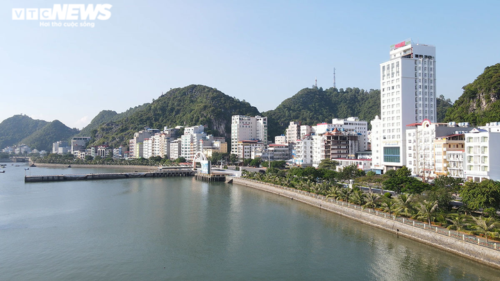 Ảnh: Cát Bà vắng lặng, đìu hiu trước ngày Hải Phòng mở cửa đón khách nội tỉnh - 2