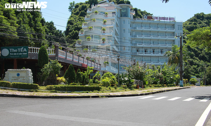 Ảnh: Cát Bà vắng lặng, đìu hiu trước ngày Hải Phòng mở cửa đón khách nội tỉnh - 6