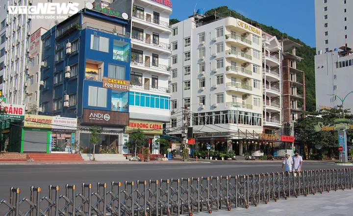 Ảnh: Cát Bà vắng lặng, đìu hiu trước ngày Hải Phòng mở cửa đón khách nội tỉnh - 7