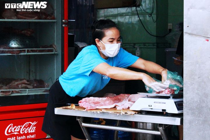 Người Sài Gòn vỡ oà, bắn pháo giấy ăn mừng chốt trong nội thành được dỡ bỏ - 1