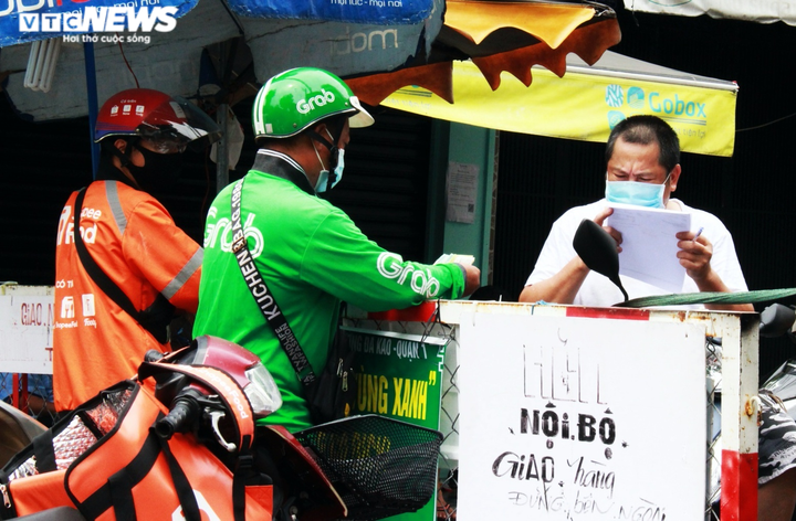 Người Sài Gòn vỡ oà, bắn pháo giấy ăn mừng chốt trong nội thành được dỡ bỏ - 4
